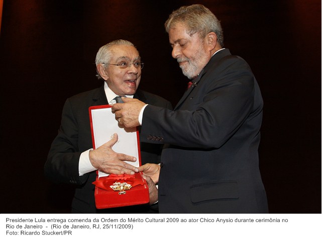 Presidente Lula entrega comenda da Ordem do Mérito Cultural 2009 ao ator Chico Anysio durante cerimônia no Rio de Janeiro.jpg