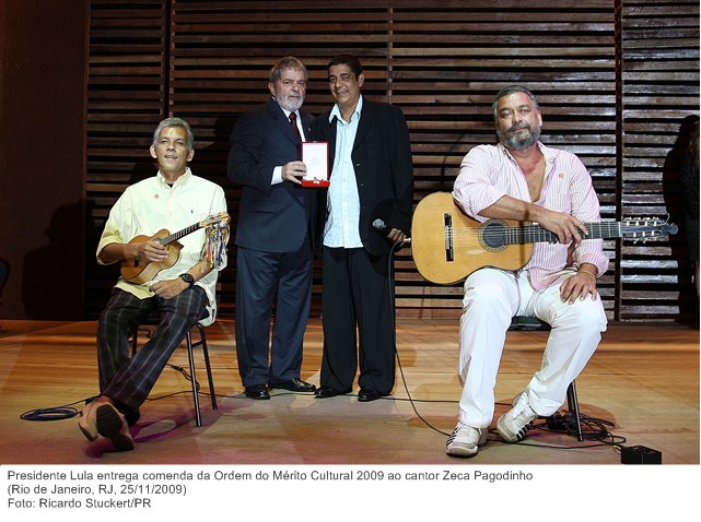 Presidente Lula entrega comenda da Ordem do Mérito Cultural 2009 ao cantor Zeca Pagodinho.jpg