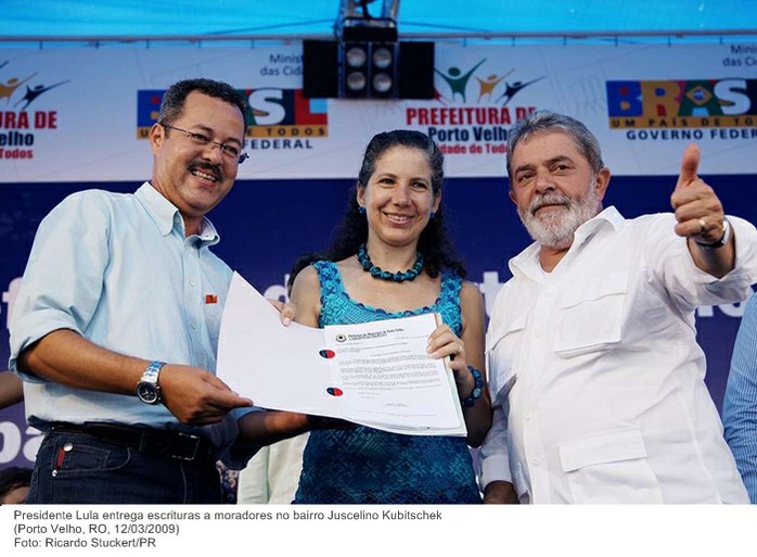 Presidente Lula entrega escrituras a moradores no bairro Juscelino Kubitschek (2).jpg