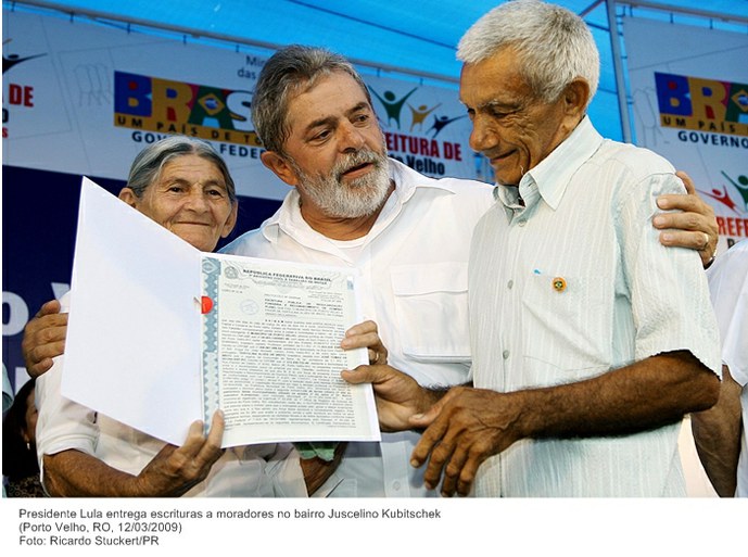 Presidente Lula entrega escrituras a moradores no bairro Juscelino Kubitschek.jpg