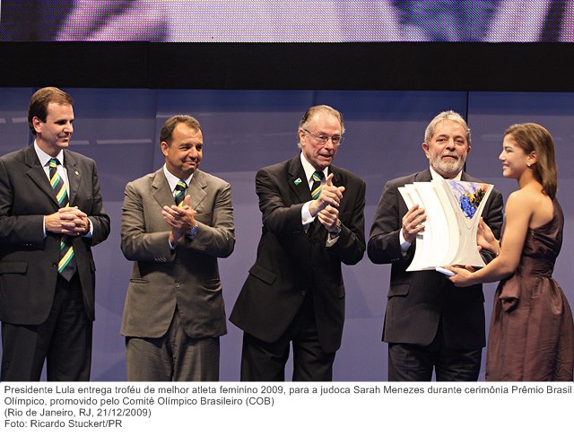 Presidente Lula entrega troféu de melhor atleta feminino 2009, para a judoca Sarah Menezes durante cerimônia Prêmio Brasil Olímpico, promovido pelo Comitê Olímpico Brasileiro (COB).jpg