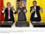 Presidente Lula, governador Sérgio Cabral e o prefeito Eduardo Paes deixam as marcas das mãos que farão parte de calçada da fama em Ipanema, no Rio.
