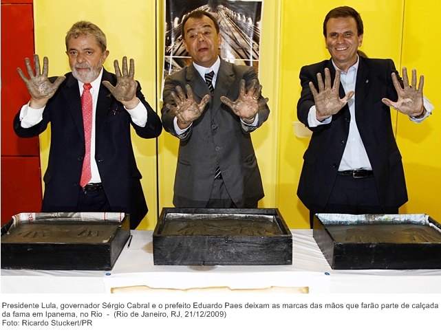 Presidente Lula, governador Sérgio Cabral e o prefeito Eduardo Paes deixam as marcas das mãos que farão parte de calçada da fama em Ipanema, no Rio.