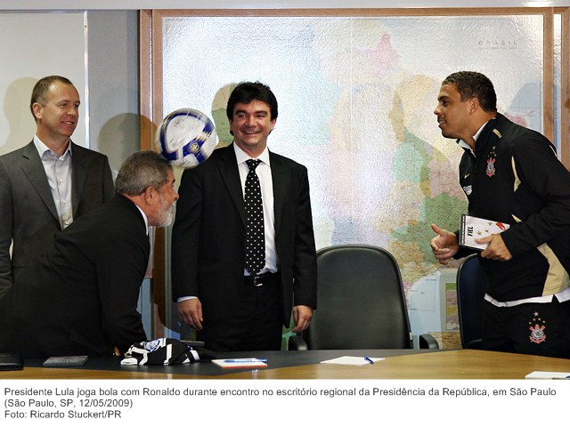 Presidente Lula joga bola com Ronaldo durante encontro no escritório regional da Presidência da República, em São Paulo.jpg
