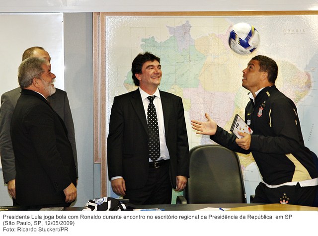 Presidente Lula joga bola com Ronaldo durante encontro no escritório regional da Presidência da República, em SP.jpg