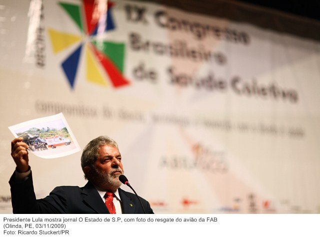 Presidente Lula mostra jornal O Estado de S.P, com foto do resgate do avião da FAB.jpg