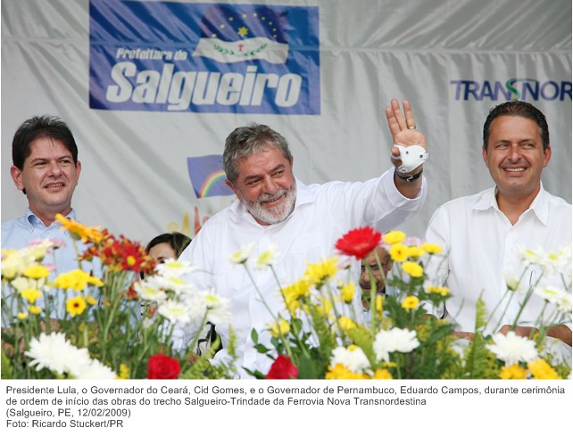 Presidente Lula, o Gov. do Ceará, Cid Gomes, e o Gov. de Pernambuco, Eduardo Campos, durante cerim. de ordem de início das obras do trecho Salgueiro-Trindade da Ferrovia Nova Transnordestina.