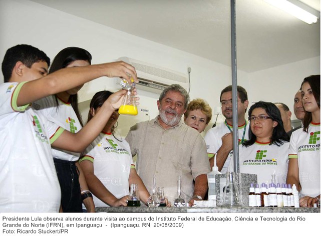Presidente Lula observa alunos durante visita ao campus do Instituto Federal de Educação, Ciência e Tecnologia do Rio Grande do Norte (IFRN), em Ipanguaçu.jpg