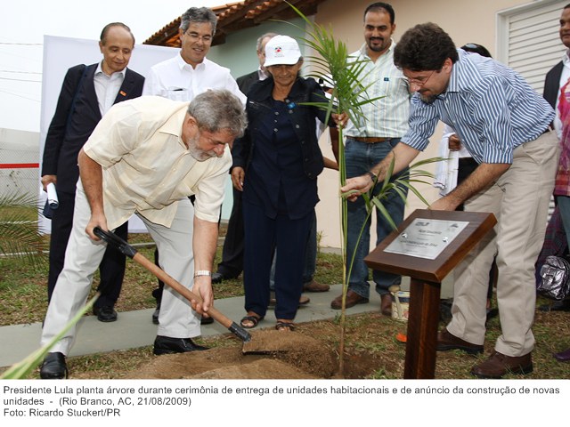 Presidente Lula planta árvore durante cerimônia de entrega de unidades habitacionais e de anúncio da construção de novas unidades.jpg
