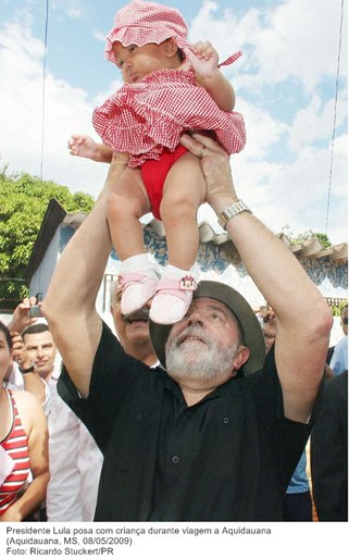 Presidente Lula posa com criança durante viagem a Aquidauana.jpg