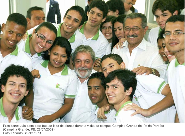 Presidente Lula posa para foto ao lado de alunos durante visita ao campus Campina Grande do Ifet da Paraíba.jpg
