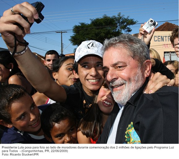 Presidente Lula posa para foto ao lado de moradores durante comemoração dos 2 milhões de ligações pelo Programa Luz para Todos.jpg