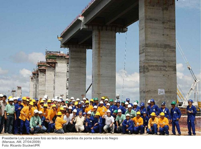 Presidente Lula posa para foto ao lado dos operários da ponte sobre o rio Negro.jpg