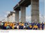 Presidente Lula posa para foto ao lado dos operários da ponte sobre o rio Negro.jpg
