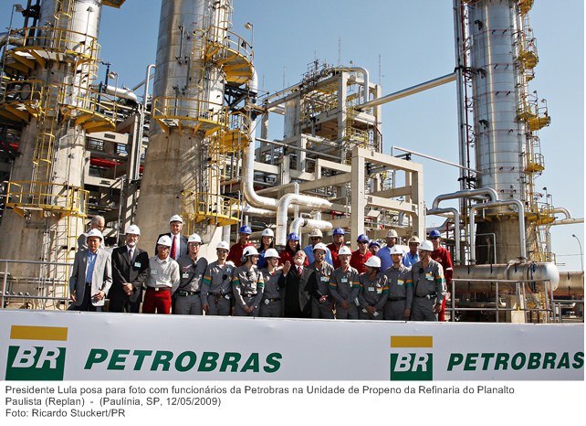 Presidente Lula posa para foto com funcionários da Petrobras na Unidade de Propeno da Refinaria do Planalto Paulista (Replan).jpg