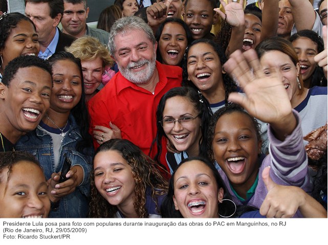 Presidente Lula posa para foto com populares durante inauguração das obras do PAC em Manguinhos, no RJ.jpg
