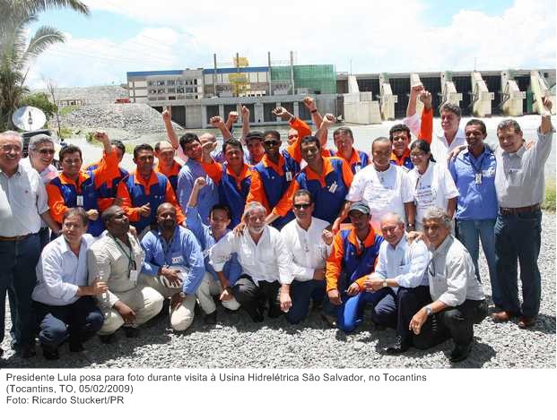 Presidente Lula posa para foto durante visita à Usina Hidrelétrica São Salvador, no Tocantins.jpg