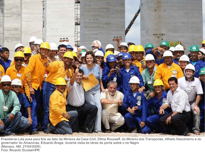 Presidente Lula posa para foto durante visita às obras da ponte sobre o rio Negro.jpg