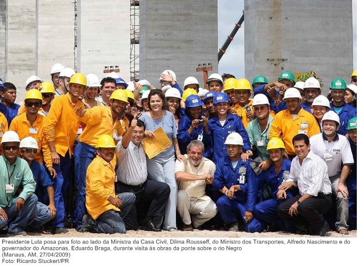Presidente Lula posa para foto durante visita às obras da ponte sobre o rio Negro.jpg