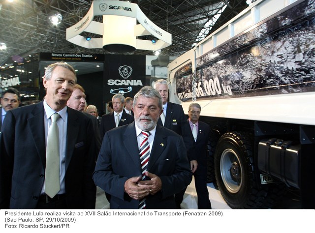 Presidente Lula realiza visita ao XVII Salão Internacional do Transporte (Fenatran 2009).jpg