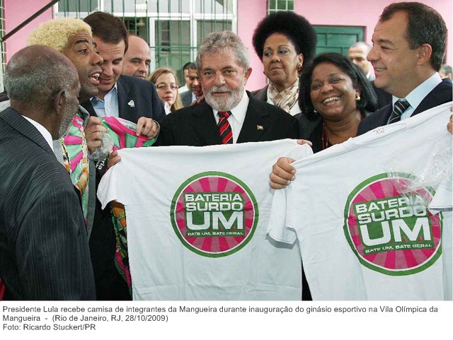 Presidente Lula recebe camisa de integrantes da Mangueira durante inauguração do ginásio esportivo na Vila Olímpica da Mangueira.jpg