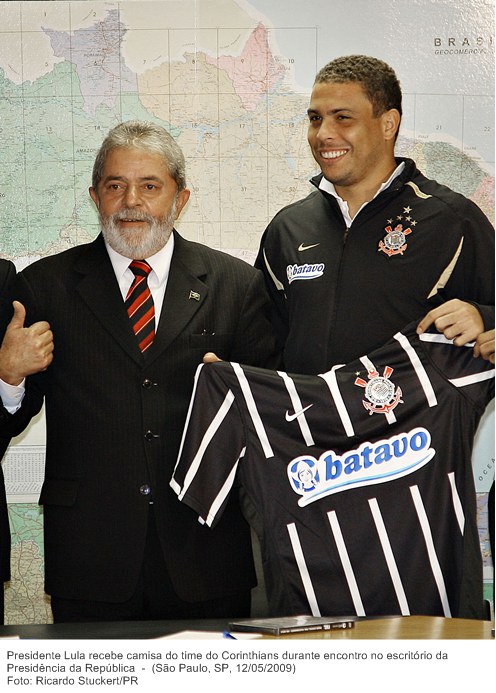 Presidente Lula recebe camisa do time do Corinthians durante encontro no escritório da Presidência da República.jpg