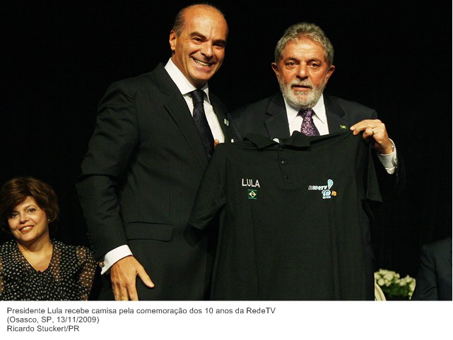 Presidente Lula recebe camisa pela comemoração dos 10 anos da RedeTV.jpg