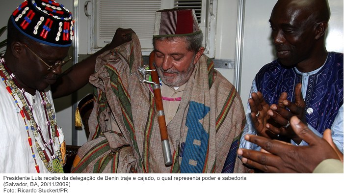Presidente Lula recebe da delegação de Benin traje e cajado, o qual representa poder e sabedoria.jpg
