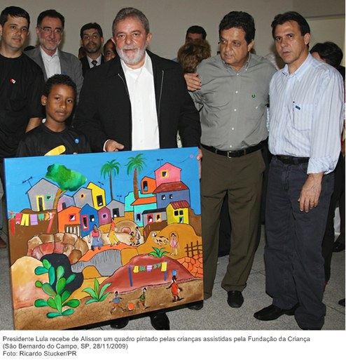 Presidente Lula recebe de Alisson um quadro pintado pelas crianças assistidas pela Fundação da Criança.jpg