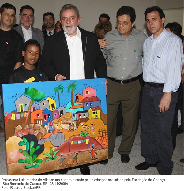 Presidente Lula recebe de Alisson um quadro pintado pelas crianças assistidas pela Fundação da Criança.jpg