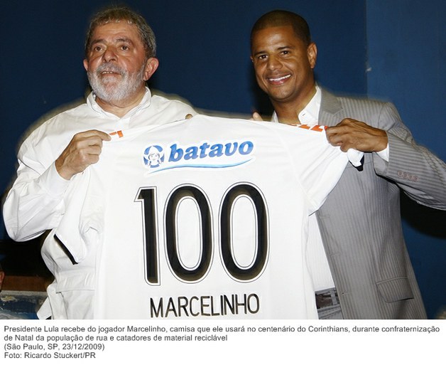 Presidente Lula recebe do jogador Marcelinho, camisa que ele usará no centenário do Corinthians, durante confraternização de Natal da população de rua e catadores de material reciclável.jpg