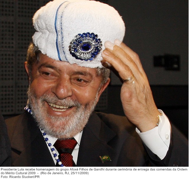 Presidente Lula recebe homenagem do grupo Afoxé Filhos de Gandhi durante cerimônia de entrega das comendas da Ordem do Mérito Cultural 2009.jpg