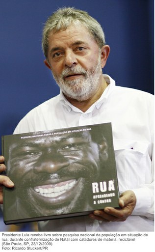 Presidente Lula recebe livro sobre pesquisa nacional da população em situação de rua, durante confraternização de Natal com catadores de material reciclável.jpg