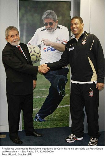 Presidente Lula recebe Ronaldo e jogadores do Corinthians no escritório da Presidência da República.jpg