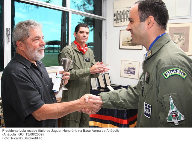 Presidente Lula recebe título de Jaguar Honorário na Base Aérea de Anápolis.jpg