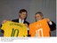 Presidente Lula troca camisa da Seleção Brasileira de futebol pela da seleção holandesa em encontro com o Primeiro-Ministro dos Países Baixos, Jan Peter Balkenende.jpg