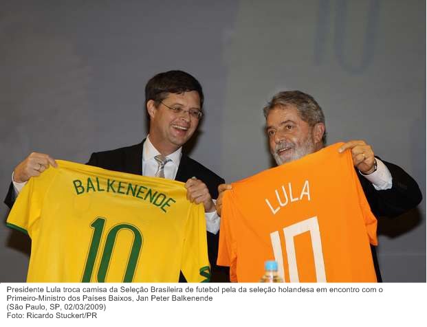 Presidente Lula troca camisa da Seleção Brasileira de futebol pela da seleção holandesa em encontro com o Primeiro-Ministro dos Países Baixos, Jan Peter Balkenende.jpg