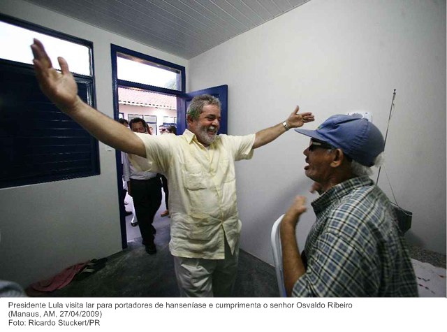 Presidente Lula visita lar para portadores de hanseníase e cumprimenta o senhor Osvaldo Ribeiro.