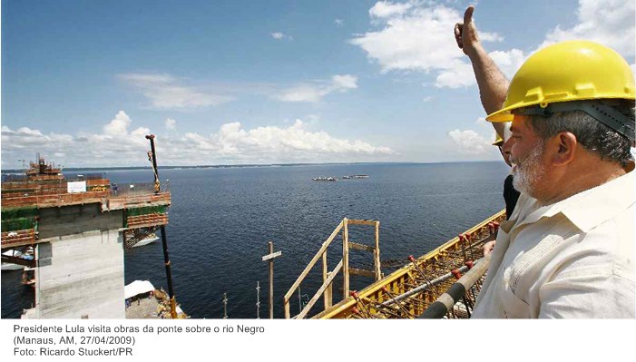 Presidente Lula visita obras da ponte sobre o rio Negro.