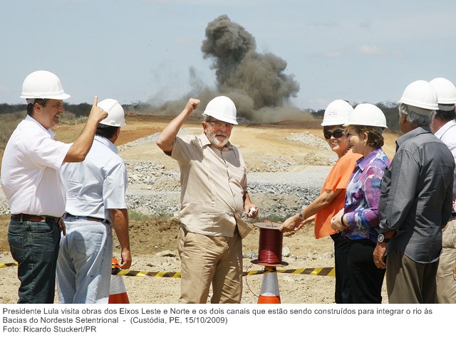 Presidente Lula visita obras do Eixo Leste, um dos canais que vão integrar o São Francisco.