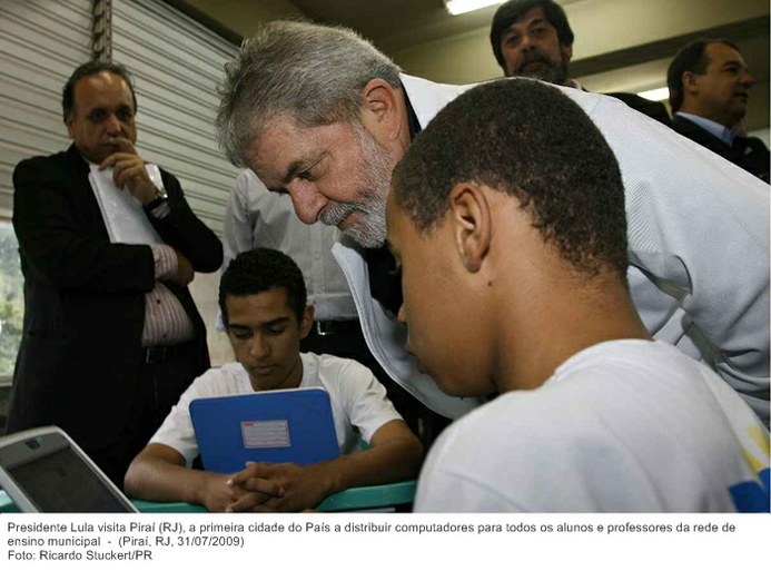 Presidente Lula visita Piraí (RJ), a primeira cidade do País a distribuir computadores para todos os alunos e professores da rede de ensino municipal.