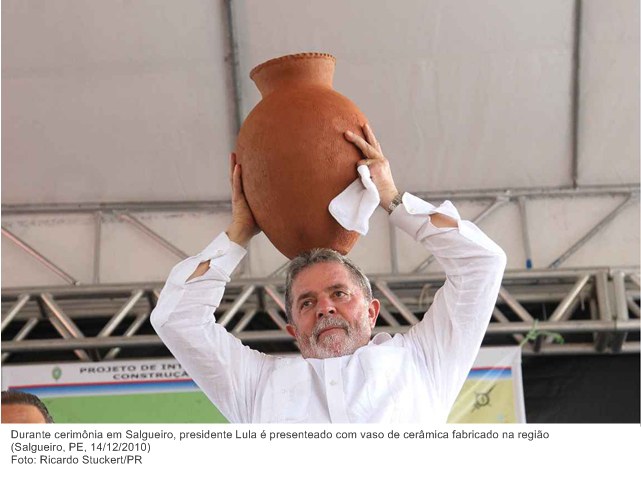 Durante cerimônia em Salgueiro, presidente Lula é presenteado com vaso de cerâmica fabricado na região (2).