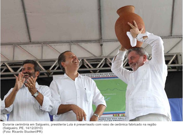 Durante cerimônia em Salgueiro, presidente Lula é presenteado com vaso de cerâmica fabricado na região.