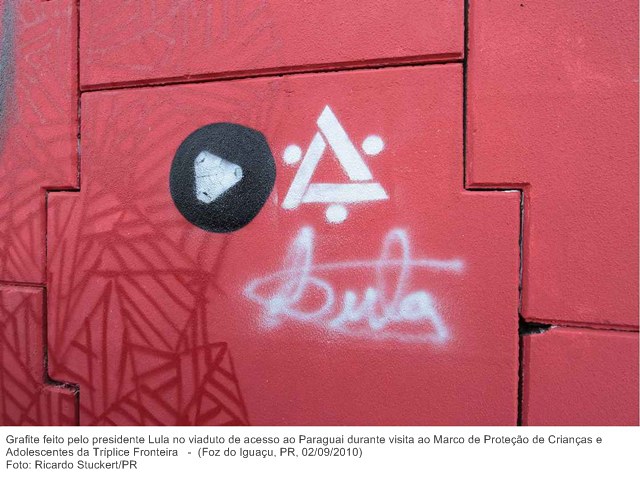 Grafite feito pelo presidente Lula no viaduto de acesso ao Paraguai durante visita ao Marco de Proteção de Crianças e Adolescentes da Tríplice Fronteira.