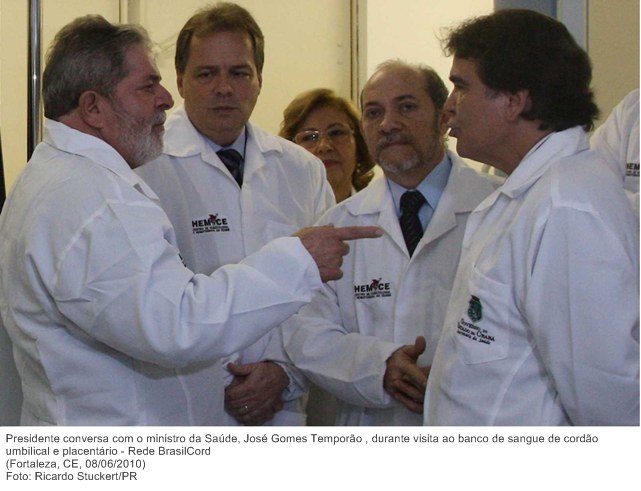 Presidente conversa com o ministro da Saúde, José Gomes Temporão , durante visita ao banco de sangue de cordão umbilical e placentário - Rede BrasilCord.
