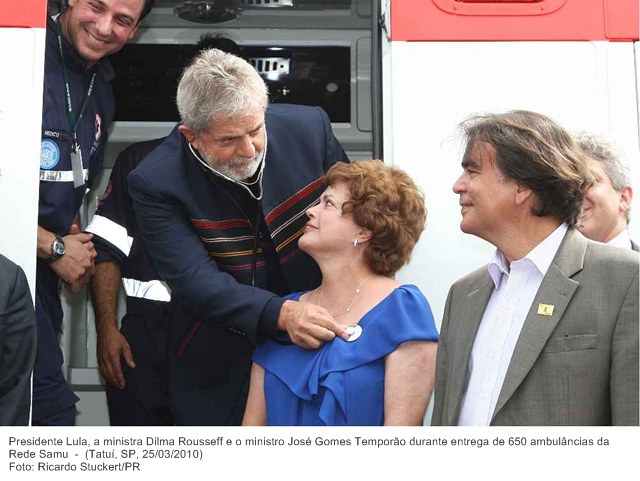 Presidente Lula, a ministra Dilma Rousseff e o ministro José Gomes Temporão durante entrega de 650 ambulâncias da Rede Samu.jpg