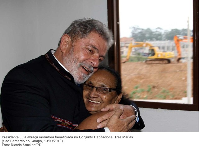 Presidente Lula abraça moradora beneficiada no Conjunto Habitacional Três Marias.