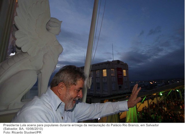 Presidente Lula acena para populares durante entrega da restauração do Palácio Rio Branco, em Salvador.