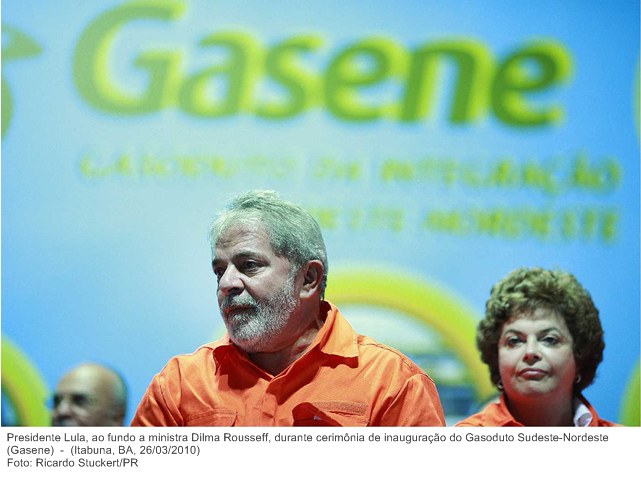 Presidente Lula, ao fundo a ministra Dilma Rousseff, durante cerimônia de inauguração do Gasoduto Sudeste-Nordeste (Gasene).