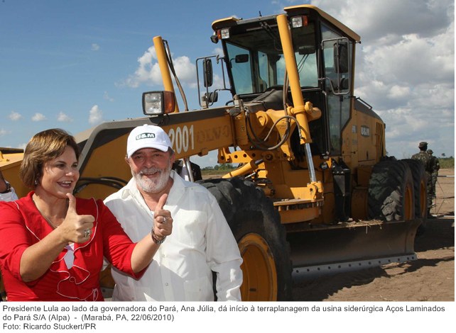 Presidente Lula ao lado da governadora do Pará, Ana Júlia, dá início à terraplanagem da usina siderúrgica Aços Laminados do Pará SA (Alpa).